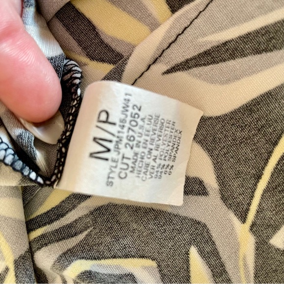 Briggs NY Floral Twist-Front Blouse - Black, Yellow, and Gray Size: PM NWOT - Picture 8 of 12